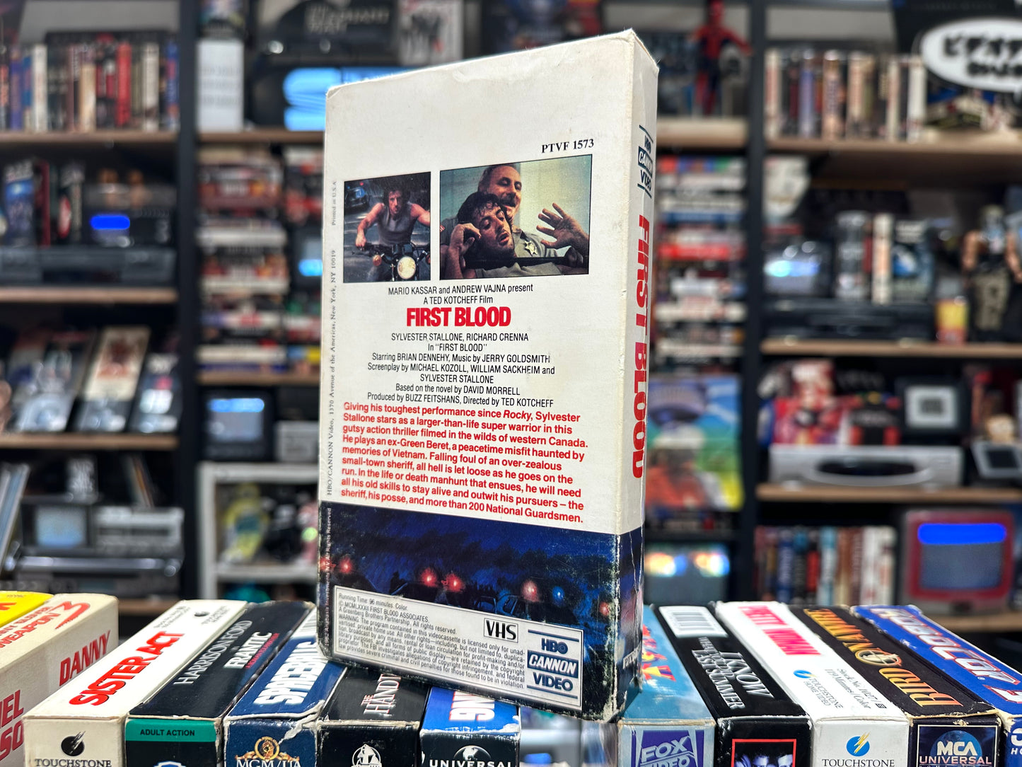 VHS ビデオテープ 輸入版 ランボー RAMBO First Blood 海外版 USA スタローン アメリカ ヴィンテージ ビデオ 紙ジャケ