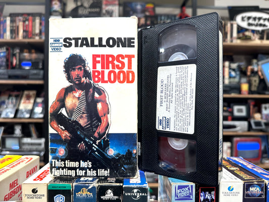 VHS ビデオテープ 輸入版 ランボー RAMBO First Blood 海外版 USA スタローン アメリカ ヴィンテージ ビデオ 紙ジャケ